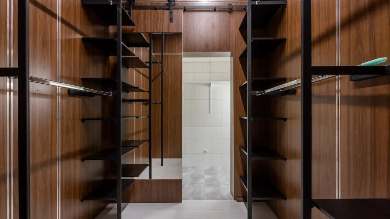 Dressing en bois avec penderies et etageres sur toute la hauteur