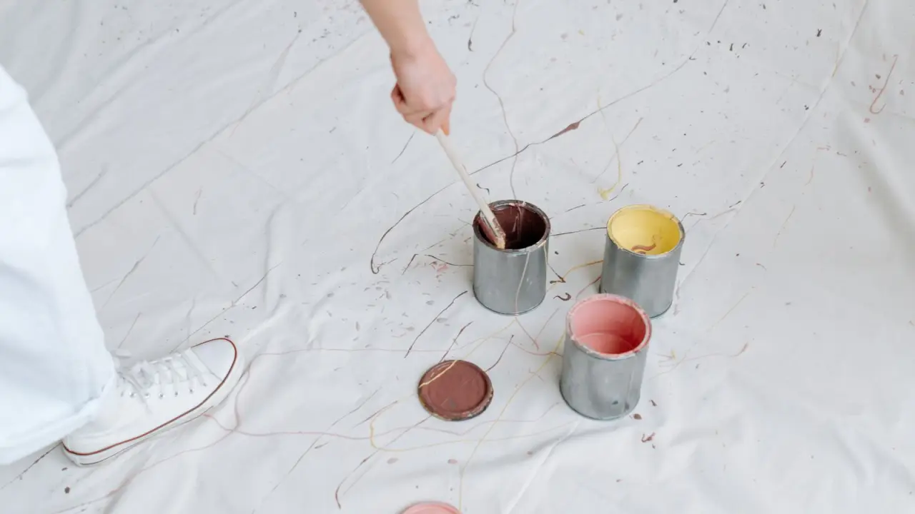 Selection de pots de peinture prepares pour un chantier